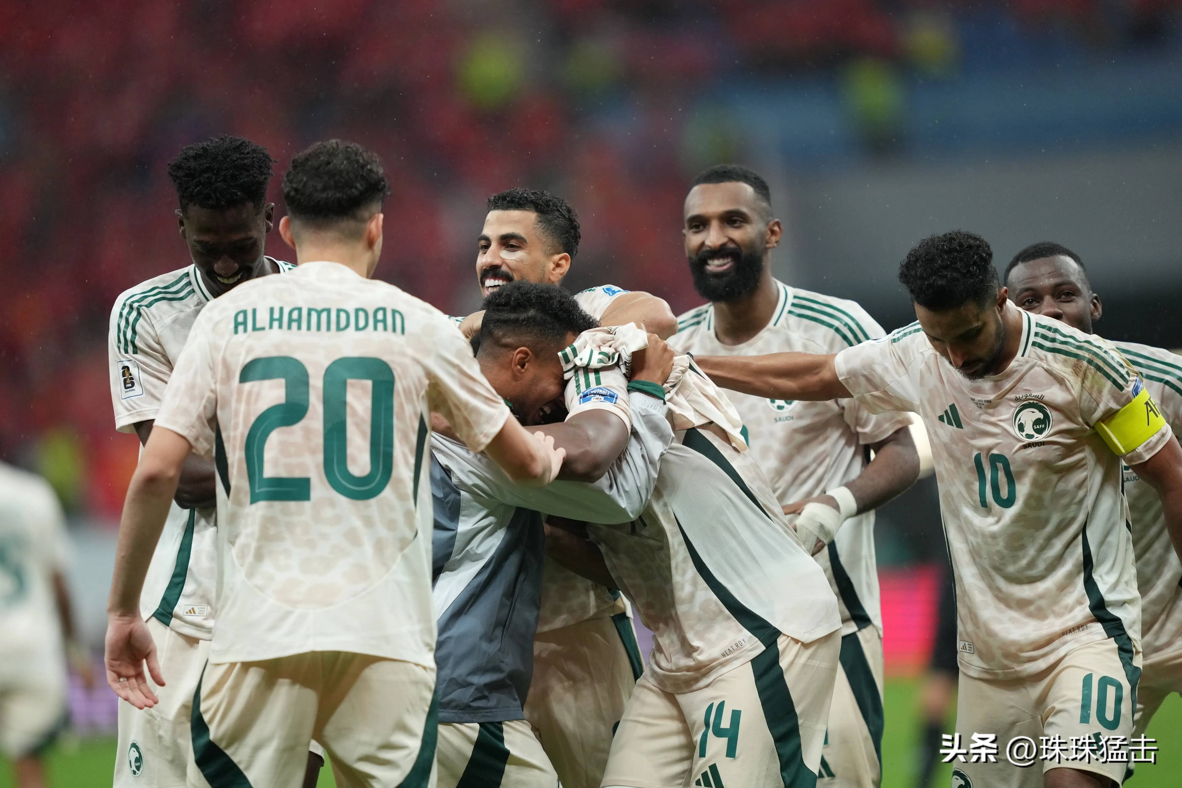 印尼羽毛球队爆冷丹麦羽毛球队，陶菲克制霸全场