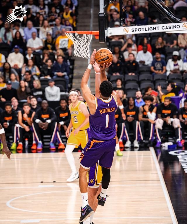 湖人轻取热火B队，布克爆发神勇的简单介绍