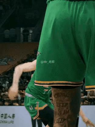 运动员在场上展现出色技术，引发观众喝彩