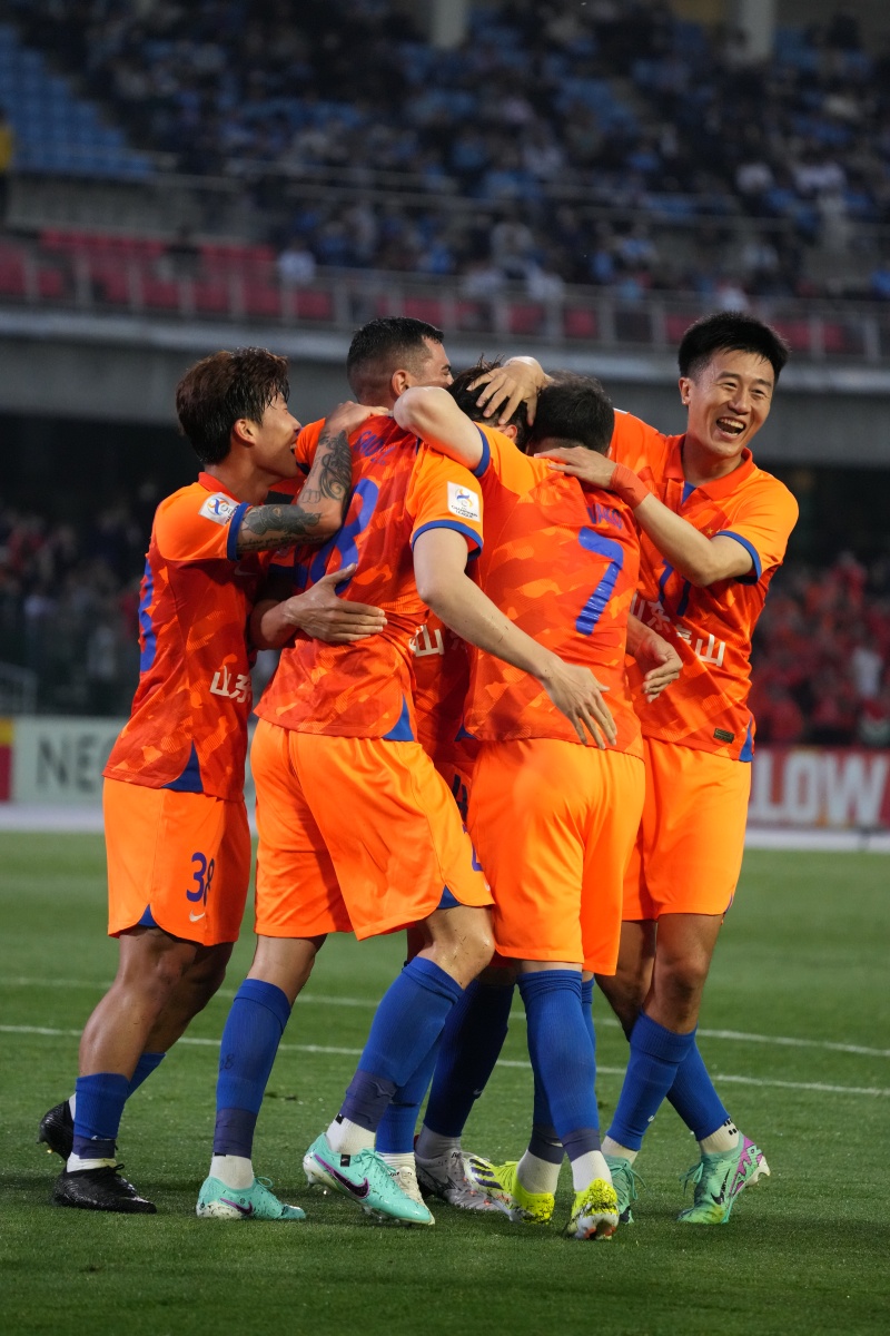 球队后卫表现抢眼，成功挑战对手