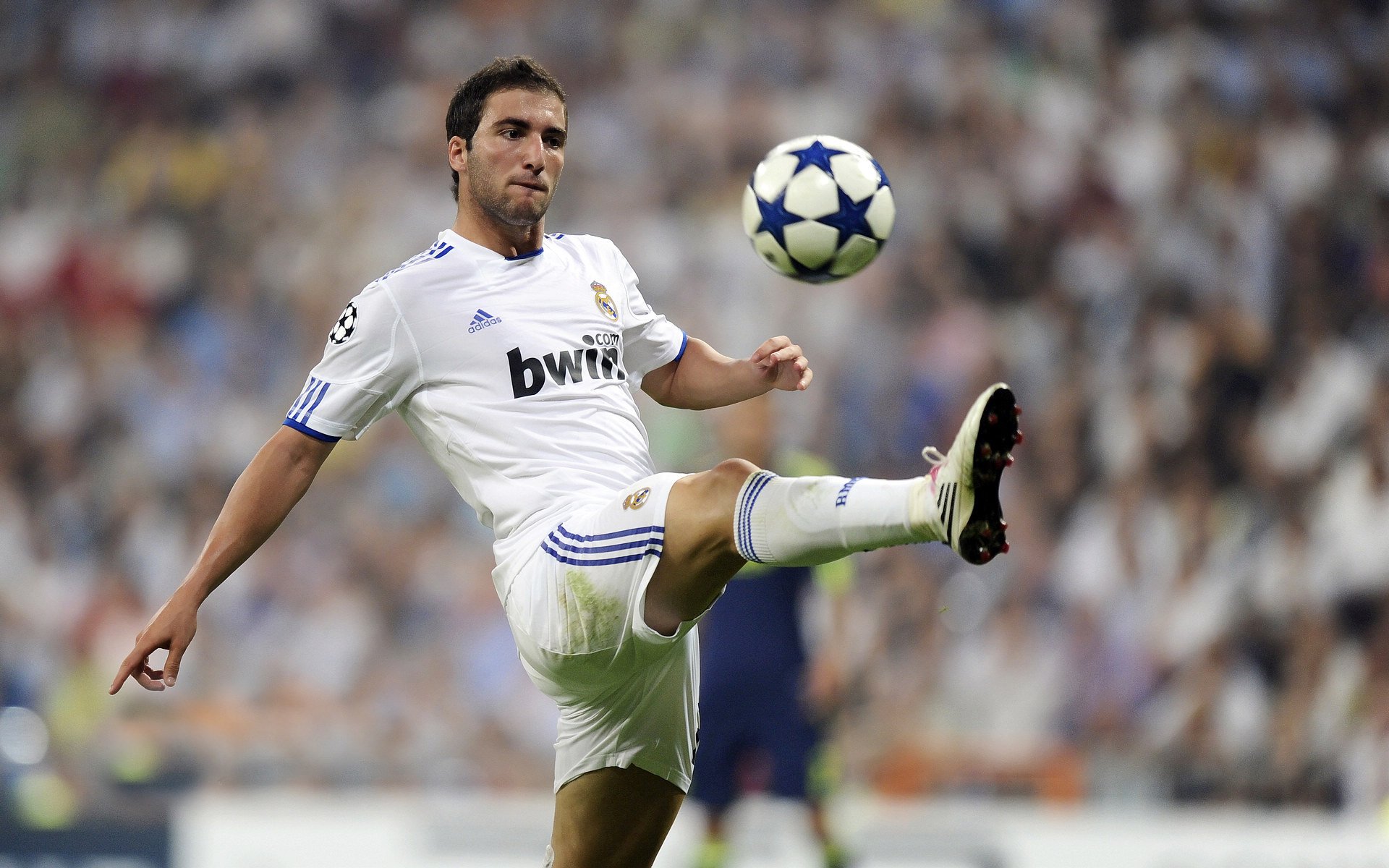 绿茵焦点与硬木压制，西甲德比与活塞胜利的体育双重奏